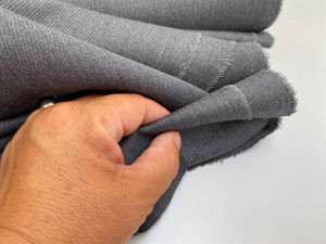 Bukse uld - diagonal vævet i lysere stengrå med blåligt skær og lidt grovere vævning